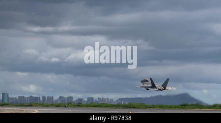 Un U.S. Air Force F-22 Raptor dalle Hawaii Air National Guard dell ala 154decolla da base comune Harbor-Hickam perla, Hawaii, durante Sentry Aloha 19-1, Dic 18, 2018. Sentry Aloha fornisce warfighters negli Stati Uniti con le competenze necessarie per eseguire Homeland Defence e oltremare delle missioni di combattimento. (U.S. Air Force foto di Tech. Sgt. Heather Redman) Foto Stock