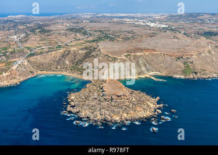Vista aerea di Ghajn Tuffieha Bay beach. Mellieha (Il-Mellieha), Regione Nord, l'isola di Malta. Malta da sopra. Foto Stock