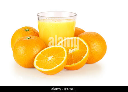 16004856 - succo d'arancia fresco e arance su uno sfondo bianco con ombra. Foto Stock