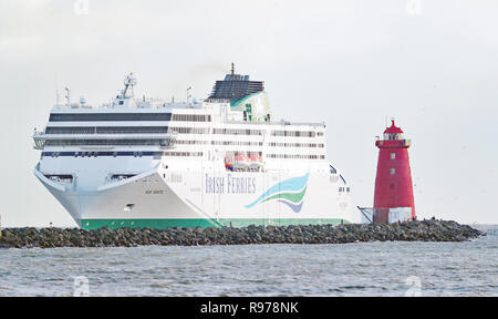 Il recentemente commissionato Irish Ferries nave W.B. Yeats passa Poolbeg Faro come si arriva nel porto di Dublino. Foto Stock