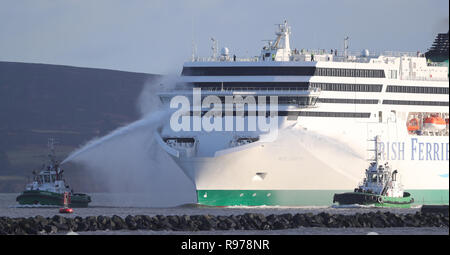 Il recentemente commissionato Irish Ferries nave W.B. Yeats passa grande parete Sud come si arriva nel porto di Dublino. Foto Stock