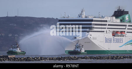 Il recentemente commissionato Irish Ferries nave W.B. Yeats passa grande parete Sud come si arriva nel porto di Dublino. Foto Stock