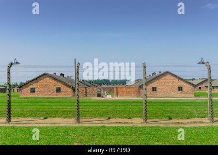 Recinzione che circonda gli edifici residenziali nel campo di concentramento di Auschwitz-Birkenau utilizzato dai Nazisti durante la Seconda Guerra Mondiale, Polonia Foto Stock
