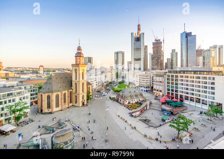 Saint Katharin chiesa e il moderno centro citta' con grattacieli di Francoforte su Main, Germania Foto Stock