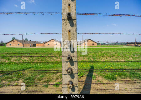 Recinzione che circonda gli edifici residenziali nel campo di concentramento di Auschwitz-Birkenau utilizzato dai Nazisti durante la Seconda Guerra Mondiale, Polonia Foto Stock