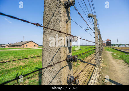 Recinzione e torre di avvistamento che circonda gli edifici residenziali nel campo di concentramento di Auschwitz-Birkenau utilizzato dai Nazisti durante la Seconda Guerra Mondiale, Polonia Foto Stock