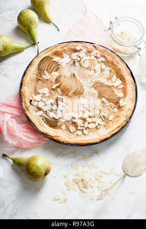 Crostata con pere in camicia e mandorla frangipane Foto Stock