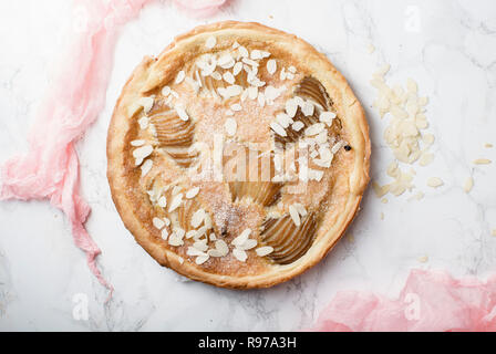 Crostata con pere in camicia e mandorla frangipane Foto Stock