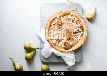 Crostata con pere in camicia e mandorla frangipane Foto Stock