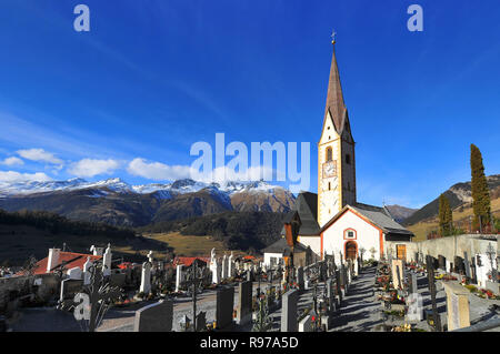 San Valentino Chiesa di Nauders, sullo sfondo la Samnaungruppe (3146 m), Tirolo, Austria, Europa Foto Stock