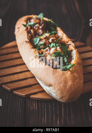 Hot Dog panino farcito con polpettine di carne Foto Stock