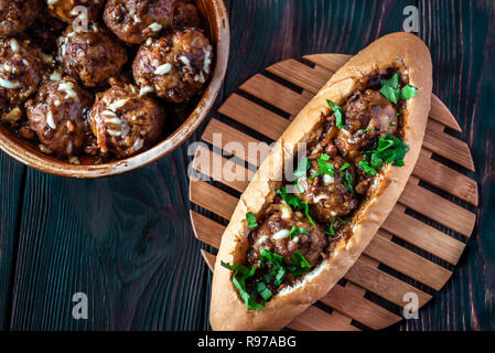Hot Dog panino farcito con polpettine di carne Foto Stock