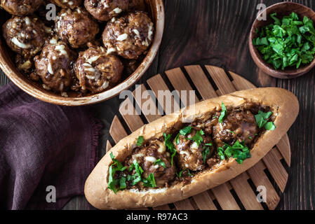 Hot Dog panino farcito con polpettine di carne Foto Stock