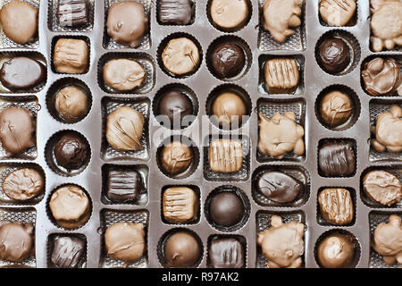 Confezione di cioccolato assortiti Valentine candy shot dal di sopra. Foto Stock