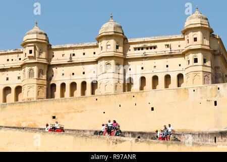 I turisti tenendo corse di elefanti a Forte Amer, Rajasthan, a Jaipur, India Foto Stock