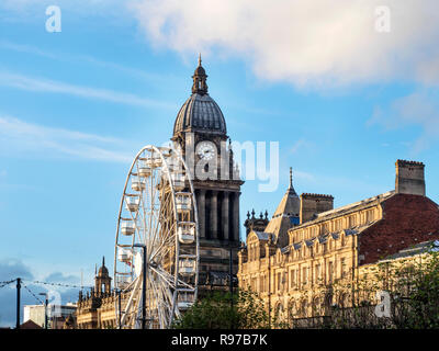 Ruota panoramica Ferris e la torre di Leeds Town Hall sul Headrow Leeds West Yorkshire Inghilterra Foto Stock