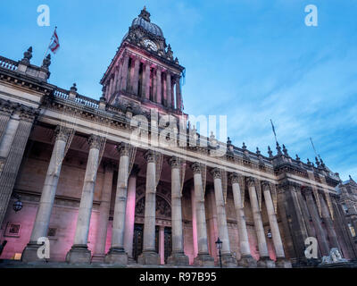 Luci su Leeds Town Hall al tramonto a Natale la Headrow Leeds West Yorkshire Inghilterra Foto Stock