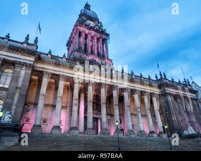 Luci su Leeds Town Hall al tramonto a Natale la Headrow Leeds West Yorkshire Inghilterra Foto Stock