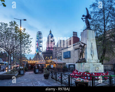 Vista lungo la Headrow dal Memoriale di guerra per il Municipio a Natale Leeds West Yorkshire Inghilterra Foto Stock