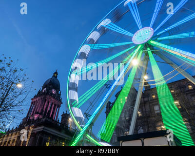 Ruota di Leeds di luce accesa al tramonto a Natale sul Headrow in Leeds West Yorkshire Inghilterra Foto Stock