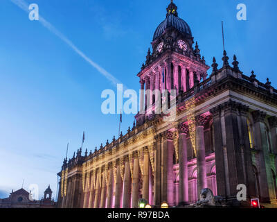 Luci su Leeds Town Hall al tramonto a Natale la Headrow Leeds West Yorkshire Inghilterra Foto Stock