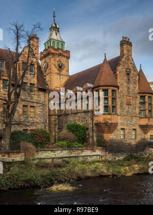 Il Dean Village è una tranquilla oasi di verde sulle acque di Leith, a soli cinque minuti a piedi da Princes Street nel centro di Edimburgo, Scozia Foto Stock