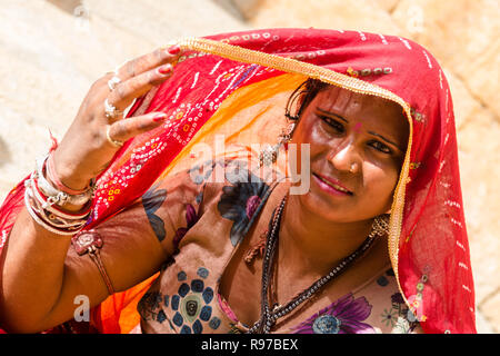 Ritratto di un locale donna Rajasthani, Jaisalmer, India Foto Stock