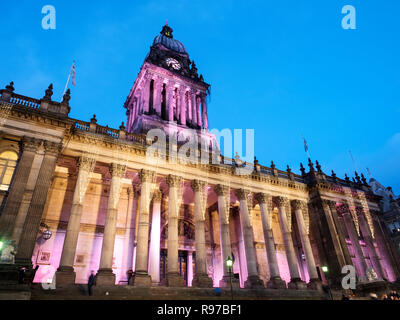 Luci su Leeds Town Hall al tramonto a Natale la Headrow Leeds West Yorkshire Inghilterra Foto Stock