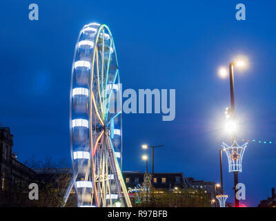 Ruota di Leeds di luce accesa al tramonto a Natale sul Headrow in Leeds West Yorkshire Inghilterra Foto Stock