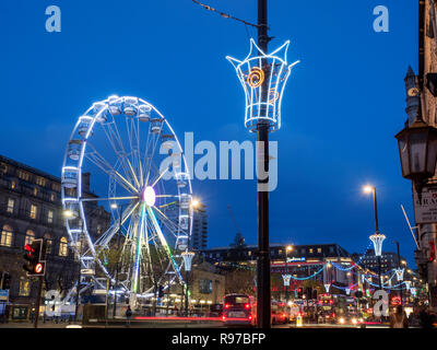 Ruota di Leeds di luce accesa al tramonto a Natale sul Headrow in Leeds West Yorkshire Inghilterra Foto Stock