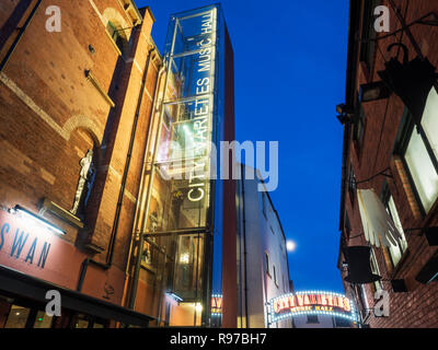 Città varietà edificio ristrutturato del XIX secolo music hall al tramonto su Swan Street a Leeds West Yorkshire Inghilterra Foto Stock