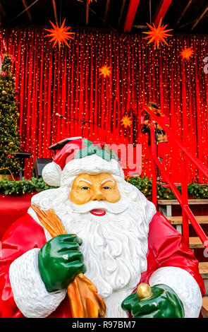 Il mercatino di Natale con il gigante Santa presso il patrimonio mondiale la cattedrale di Colonia, Germania Foto Stock