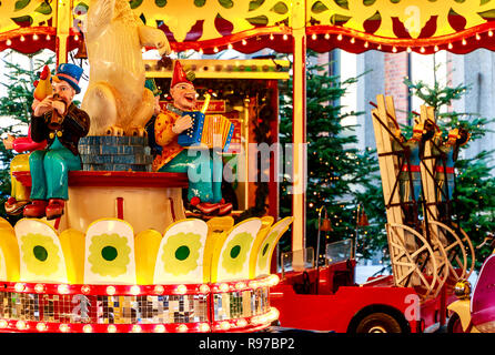 Colonia, Germania-dicembre 13, 2018: Giostra al mercatino di Natale di fronte alla cattedrale Foto Stock