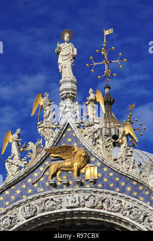 Venezia, Italia - 16 giugno: Basilica di San Marco il 16 giugno 2010. Apostolo San Marco con angeli e leone alato a Venezia, Italia. Foto Stock