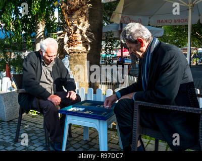 Due vecchi uomini seduti e giocando backgammon in via Nicosia, foto di strada,2018 Foto Stock