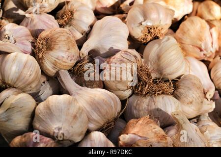 Aglio per la vendita su un mercato di sfondo di stallo Foto Stock