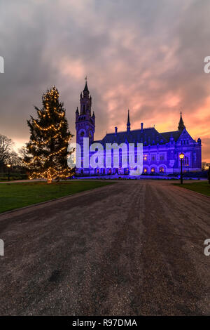 L'Aia, 10 Dicembre 2018 - tramonto dietro l'Azzurro illuminato il Palazzo della Pace per celebrare i 70 anni del diritto umano universale dichiarazione, Netherl Foto Stock