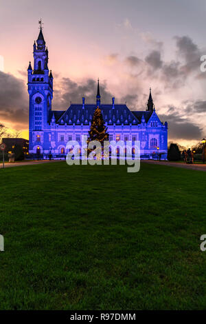 L'Aia, 10 Dicembre 2018 - tramonto dietro l'Azzurro illuminato il Palazzo della Pace per celebrare i 70 anni del diritto umano universale dichiarazione, Netherl Foto Stock