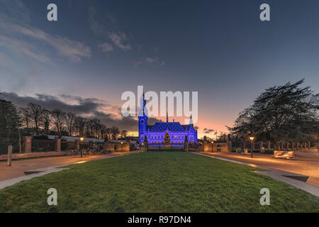 L'Aia, 10 Dicembre 2018 - tramonto dietro l'Azzurro illuminato il Palazzo della Pace per celebrare i 70 anni del diritto umano universale dichiarazione, Netherl Foto Stock