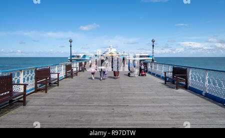 Llandudno, Galles, agosto. Turisti estivi sul molo di legno di Llandudno. Risplende la giornata di sole con alcune nuvole bianche soffici. Foto Stock