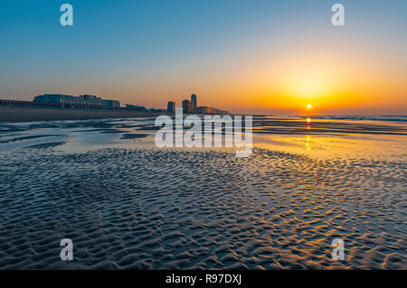 Paesaggio urbano della città di Ostenda al tramonto lungo la sua spiaggia del Mare del Nord al tramonto, Fiandre Occidentali, Belgio. Foto Stock