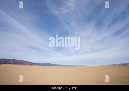 Dry Lake bed di alcali medio vicino Lago di Cedarville California. Foto Stock