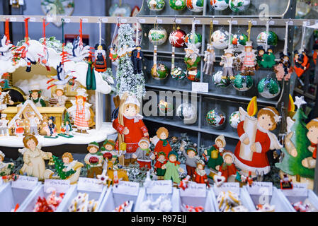 Arte doni di artigianato e di oggetti di arredamento per Natale nel mercatino di Natale di Strasburgo, capitale de Noel in Francia Foto Stock