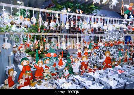 Arte doni di artigianato e di oggetti di arredamento per Natale nel mercatino di Natale di Strasburgo, capitale de Noel in Francia Foto Stock