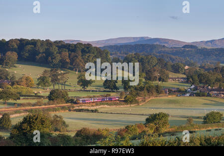 Arriva Nord classe rampa 153 + 156 sprinter treno passa Burneside sul Windermere - Oxenholme linea dei laghi Foto Stock