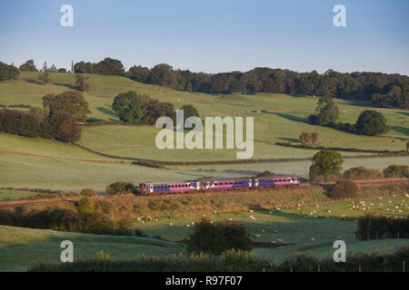 Arriva Nord classe rampa 153 + 156 sprinter treno passa Burneside sul Windermere - Oxenholme linea dei laghi Foto Stock