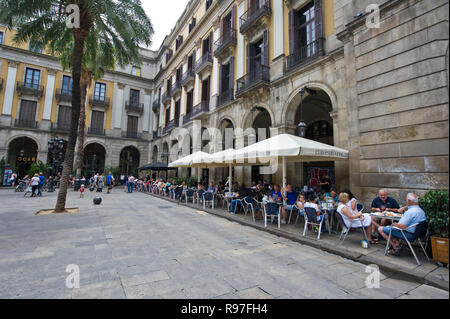 Persone bere e mangiare in un ristorante di strada, Barcellona, Spagna Foto Stock