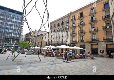 Persone bere e mangiare in un ristorante di strada, Barcellona, Spagna Foto Stock