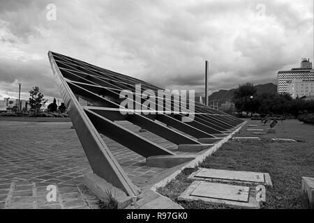 MONTERREY NL/MESSICO - Nov 10, 2003: Non identificato scultura in acciaio a Macroplaza Foto Stock