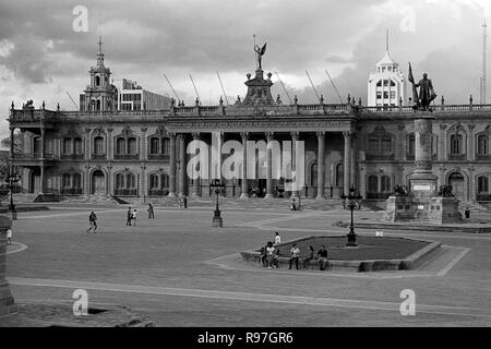 MONTERREY NL/MESSICO - Nov 10, 2003: Vista della Macroplaza e il Palazzo del Governatore sullo sfondo Foto Stock